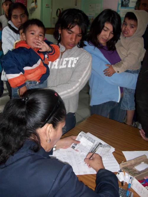 Olvidan asueto, se vacunan contra Influenza